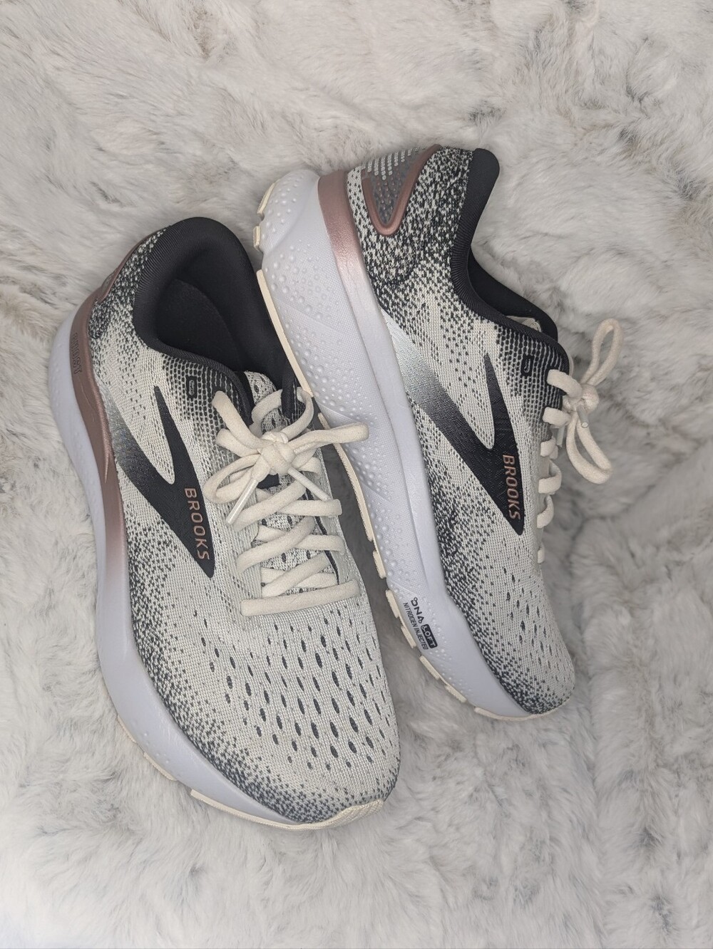 Brooks Ghost 16 Women's Size 8 White Gray Running Shoes EUC
